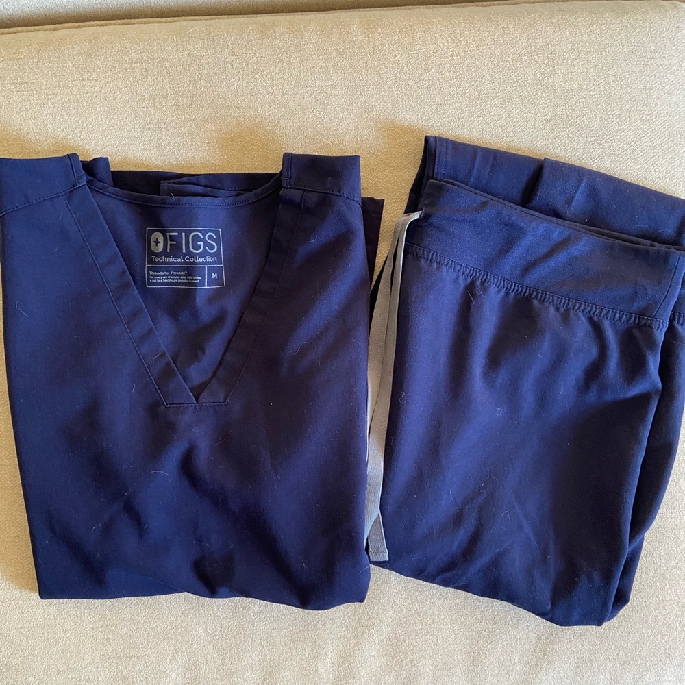 Figs scrub top and bottom in navy